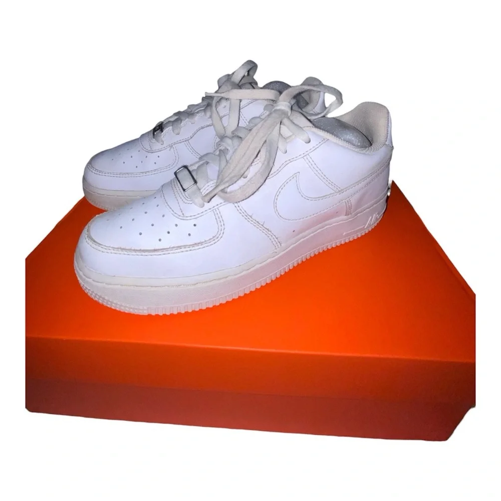 NIKE Air Force 1 Low Triple White Sneakers | great Pre-owned condition - Picture 2 of 5